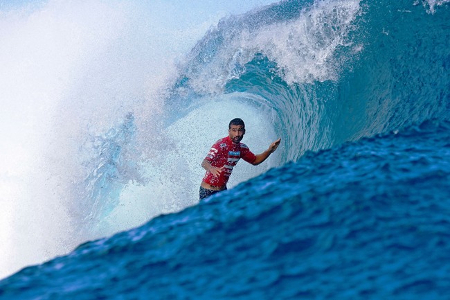  Billabong Pro in Teaupoo Tahiti beating West Aussie surfer Taj Burrow 